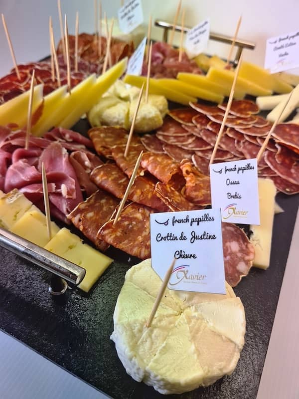 Plateau apéritif avec charcuterie et fromage – DBA Traiteur